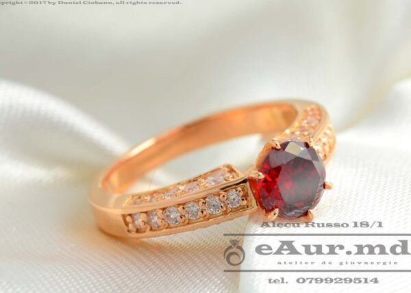 model inel de logodna cu cristal rotund de culoare rosie intens si cristale incolore lateral