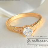 model de inel de logodna din aur cu pietre incolore în stil clasic