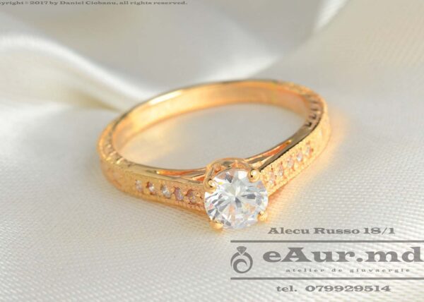 model de inel de logodna din aur cu pietre incolore în stil clasic