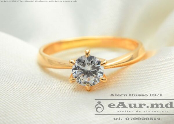 model de inel de logodna clasic cu o singura piatra incolora diamant sau fianit