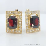 model de cercei din aur 585 forma dreptunghiulara cu pietre rosii granat mari si pietricele zirconii incolore mici imprejur - bijuterie de inalta calitate disponibila in atelierul eAur.md