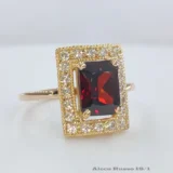 inel dreptungiular din aur proba 585 cu piatra rosie granat si pietricele mici imprejur disponibil in atelierul de bijuterii eAur.md