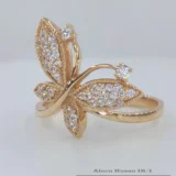 model de inel sub forma de fluture cu suprafata acoperita de pietre sau diamante sclipitoare disponibil in atelierul de bijuterii superbe eAur.md