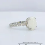 model de inel unic din aur alb proba 585, piatra opal alb opac si diamante incolore lateral confectionare la comanda in chisinau, moldova