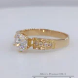 bijuterie din aur sub forma unui inel de logodna cu o piatra mare incolora pe mijloc si cite 4 pietre zirconii mici lateral pentru cerere in casatorie, disponibil in chisinau, moldova